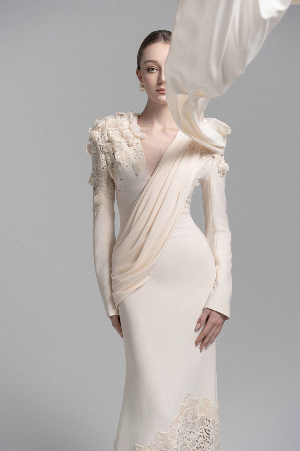 Vestido maxi de encaje floral champagne de MRNewyork con lazo decorativo y detalles elegantes para ocasiones especiales.