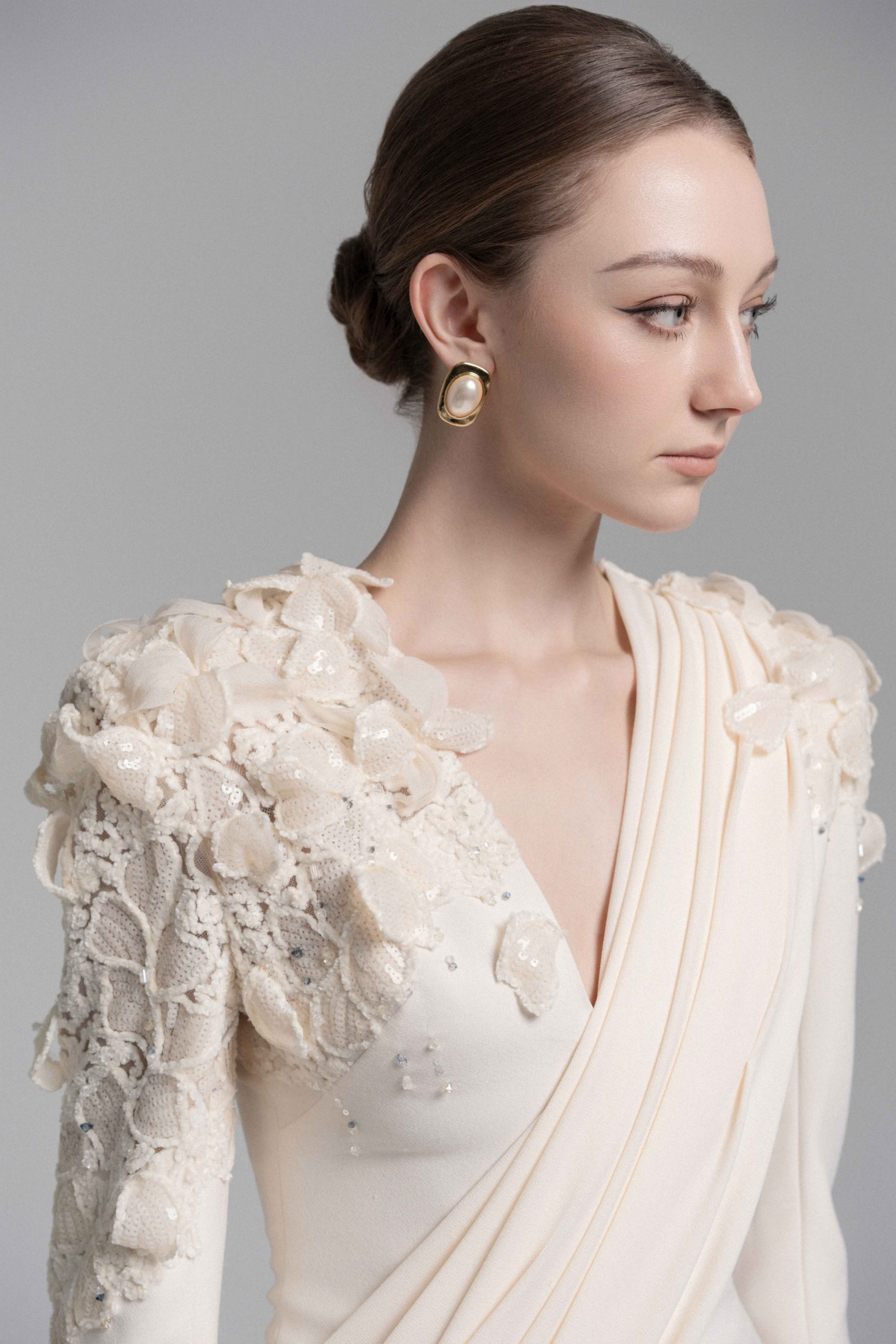 Vestido largo de encaje floral champagne con lazo en la cintura, estilo maxi, de la marca MRNewyork.