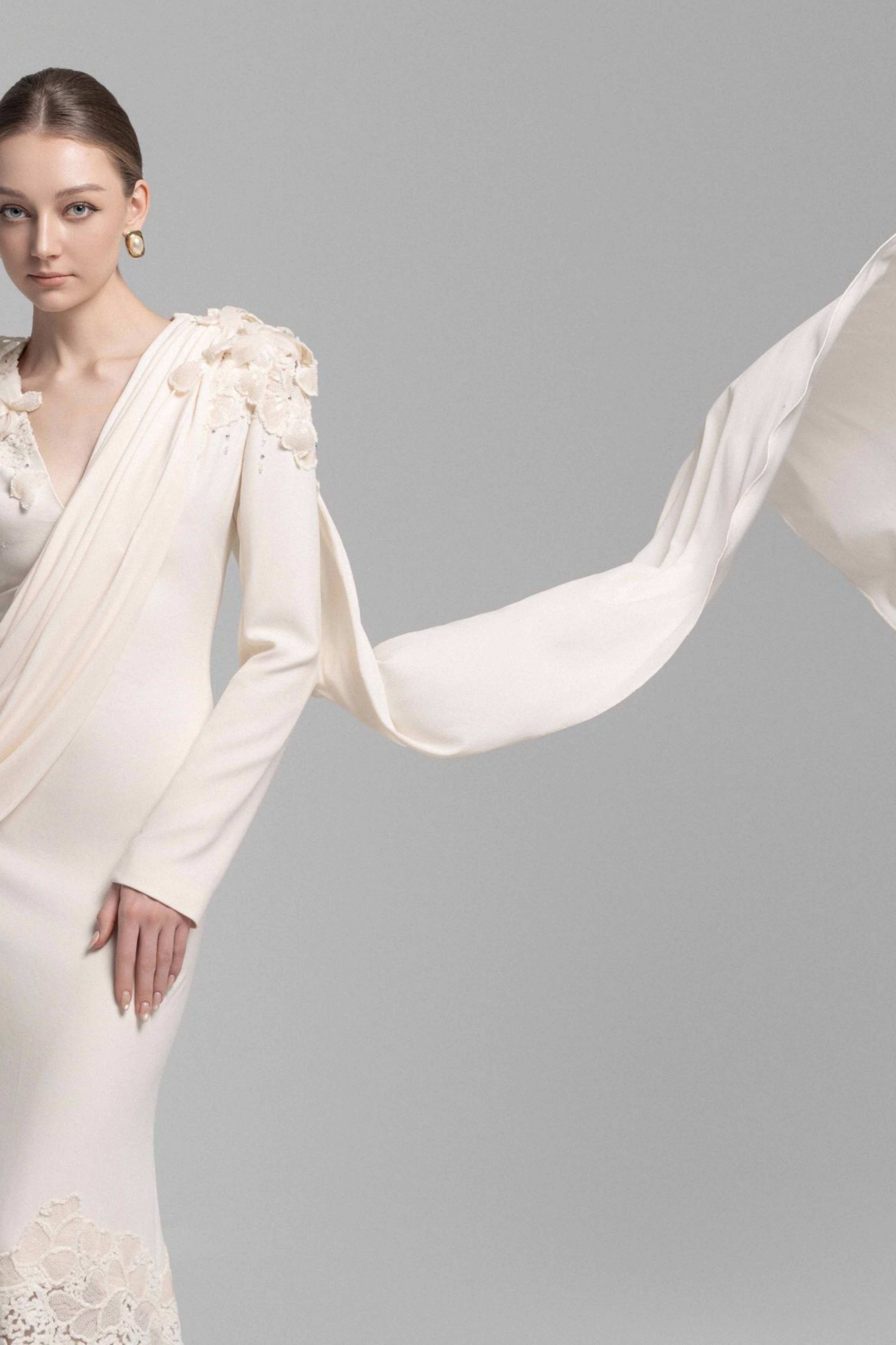 Vestido largo de encaje floral en Champagne de MRNewyork con detalle de lazo y diseño elegante para ocasiones especiales.