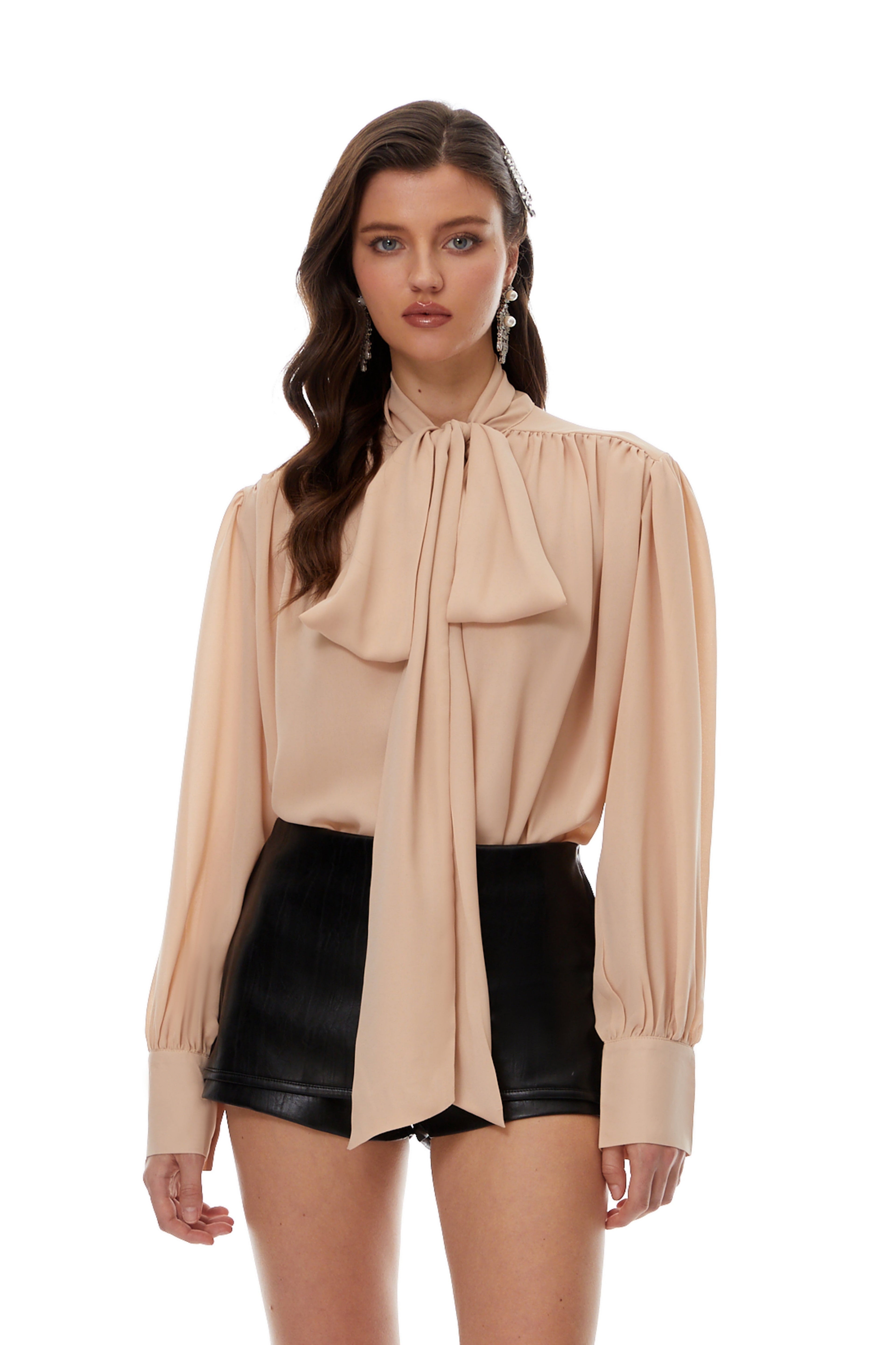 Blusa con lazo en el cuello y efecto fruncido en tonos neutros de la marca MRNewyork, vista frontal.
