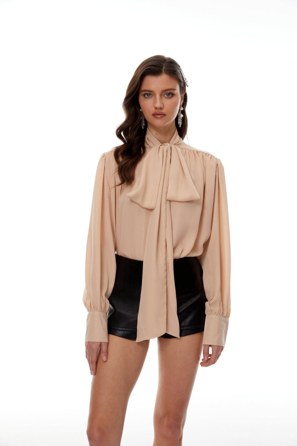 Blusa de mujer MRNewyork con cuello autoajustable, fruncido y estilo casual en tonos neutros, vista frontal.
