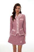 Conjunto de chaqueta rosa tweed y falda con pétalos 3D de MRNewyork, vista de la chaqueta con cuello Peter Pan y la falda a juego