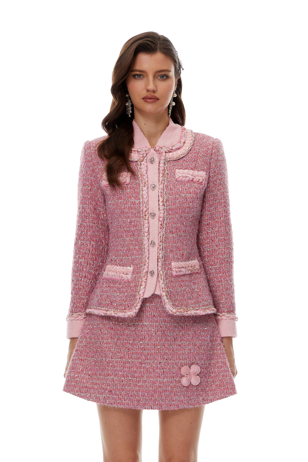 Conjunto de chaqueta rosa tweed con cuello Peter Pan y falda de pétalos 3D de MRNewyork, vista frontal en la imagen.