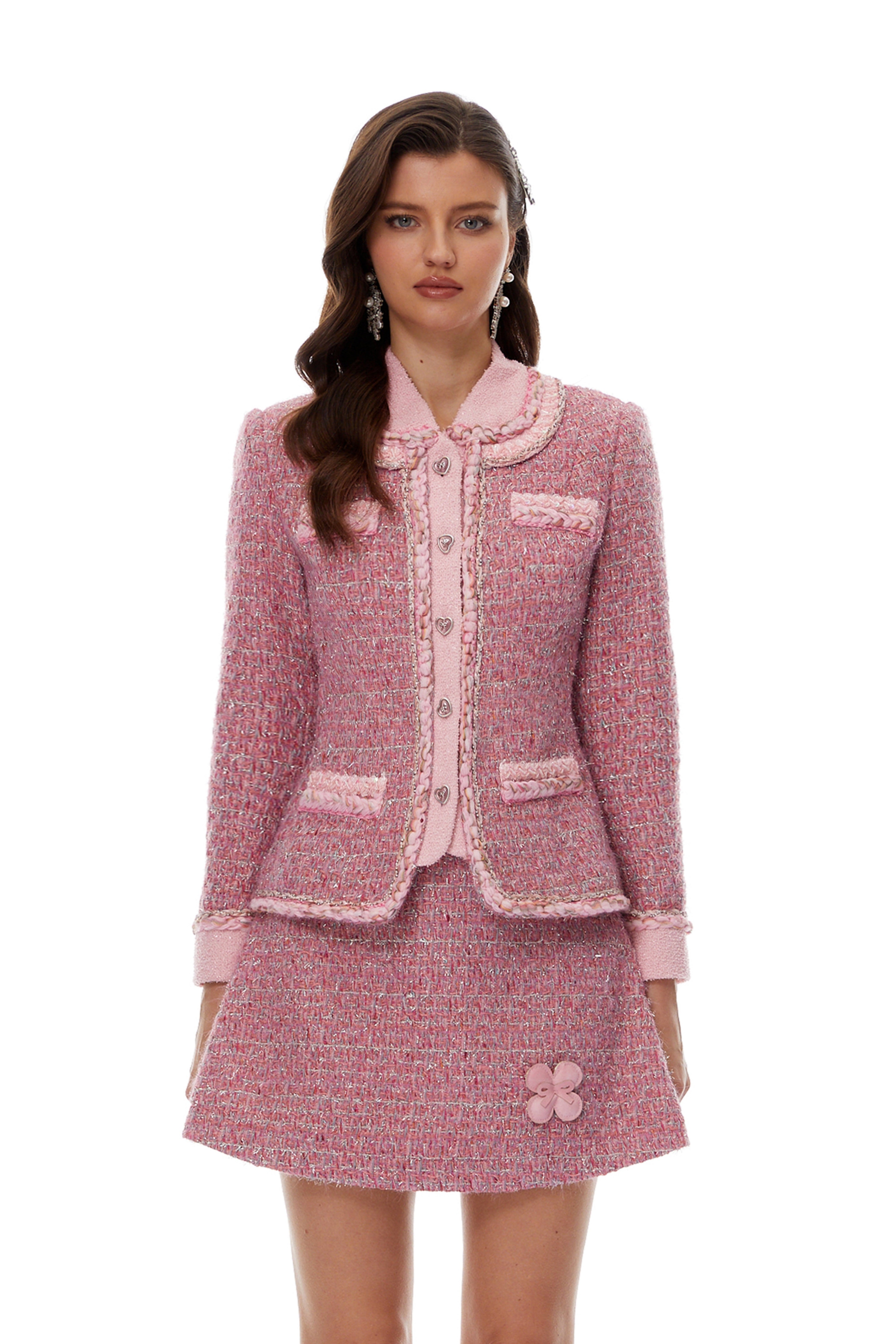 Conjunto de chaqueta rosa tweed con cuello Peter Pan y falda de pétalos 3D de MRNewyork, vista frontal en la imagen.