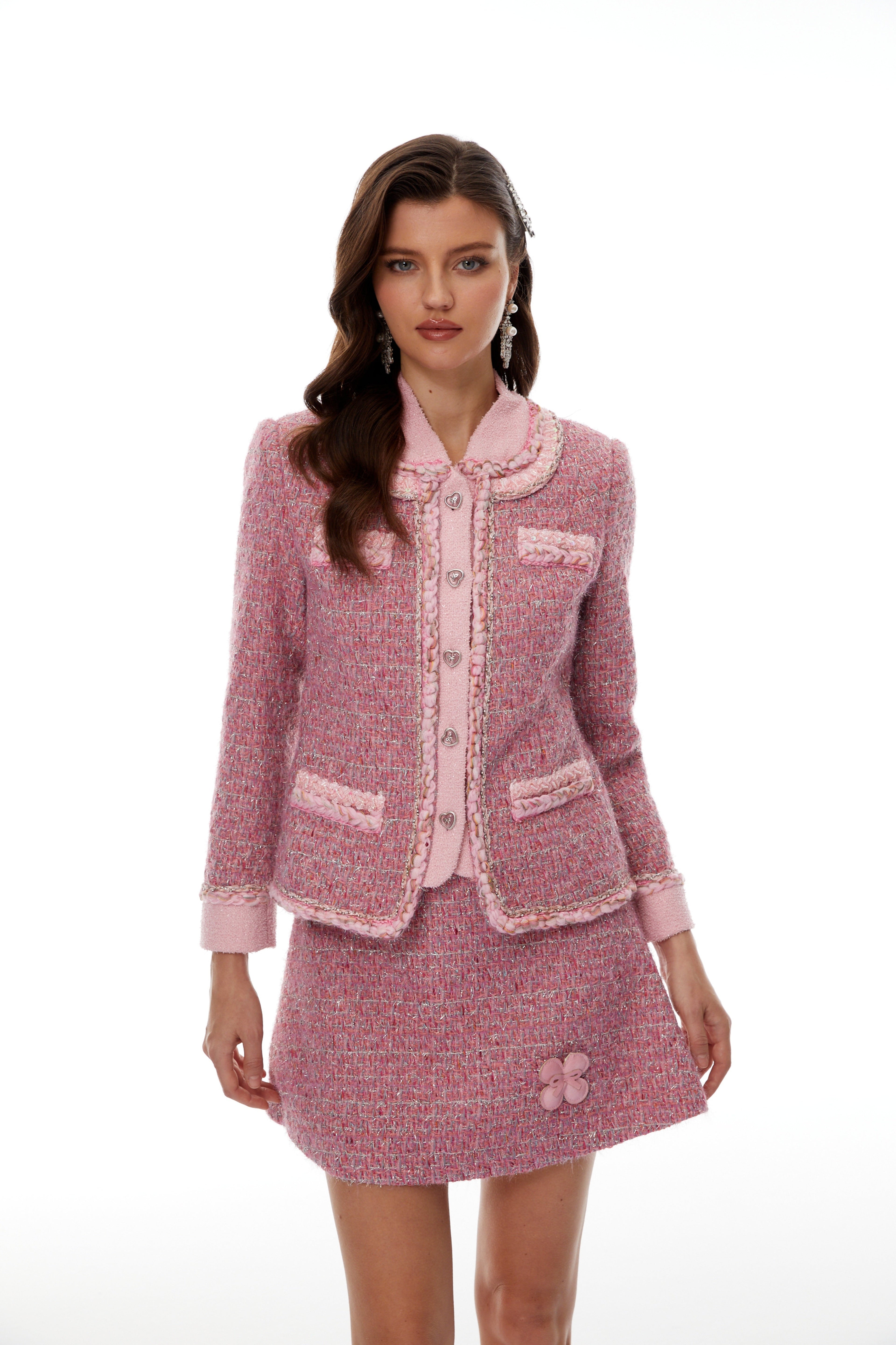 Conjunto de chaqueta rosa tweed con cuello Peter Pan y falda de pétalos 3D de MRNewyork, viste una mujer con estilo elegante.