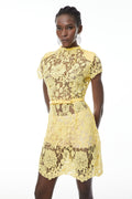 Vestido mini de encaje floral amarillo Charlotte de MRMelbourne, con detalles delicados y estilo elegante.