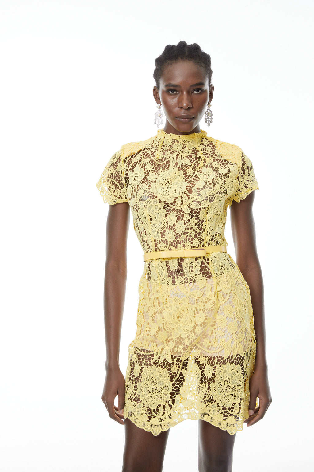 Vestido mini floral amarillo con encaje color mostaza de MRMelbourne, con detalles delicados y diseño elegante.