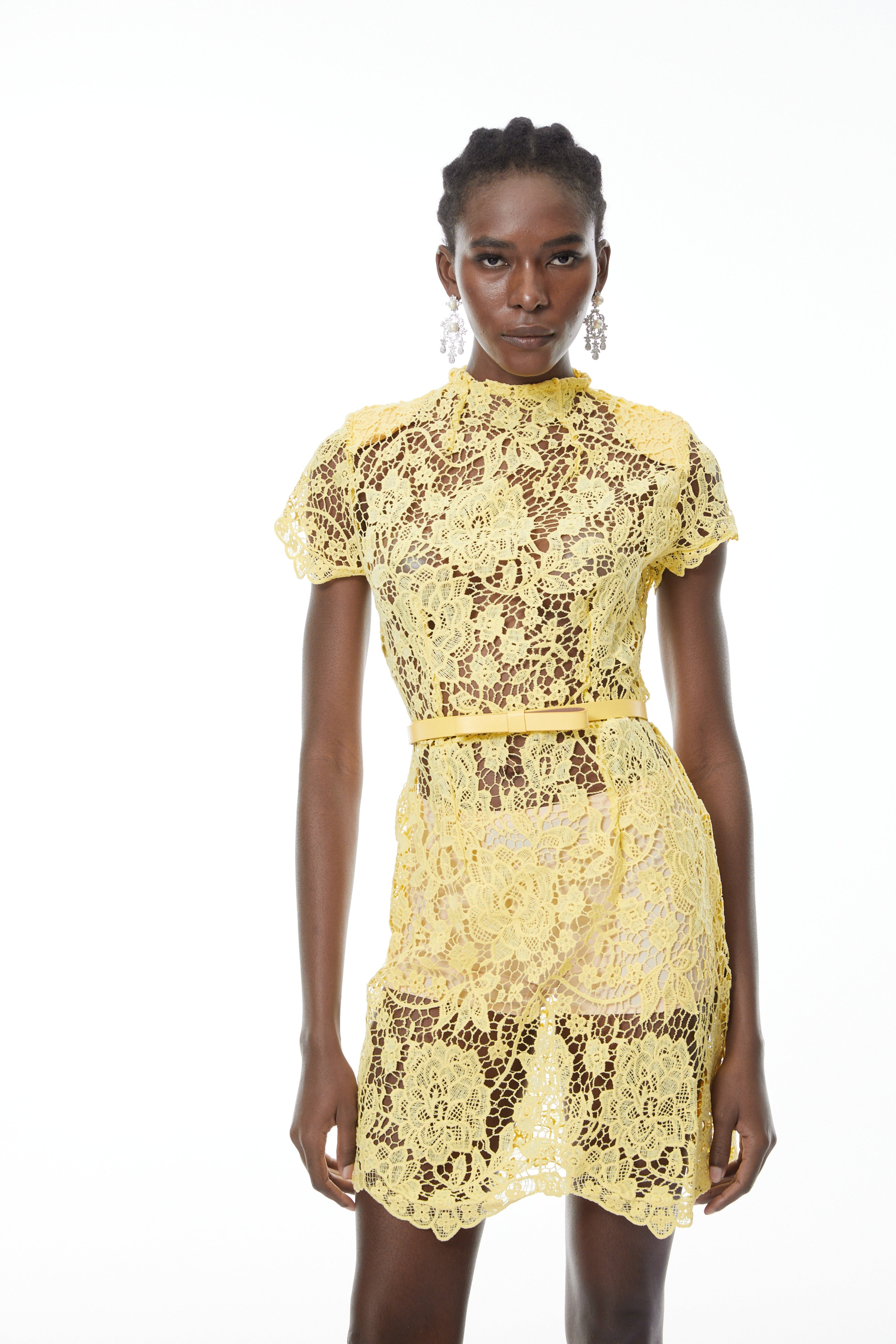 Vestido mini floral amarillo con encaje color mostaza de MRMelbourne, con detalles delicados y diseño elegante.