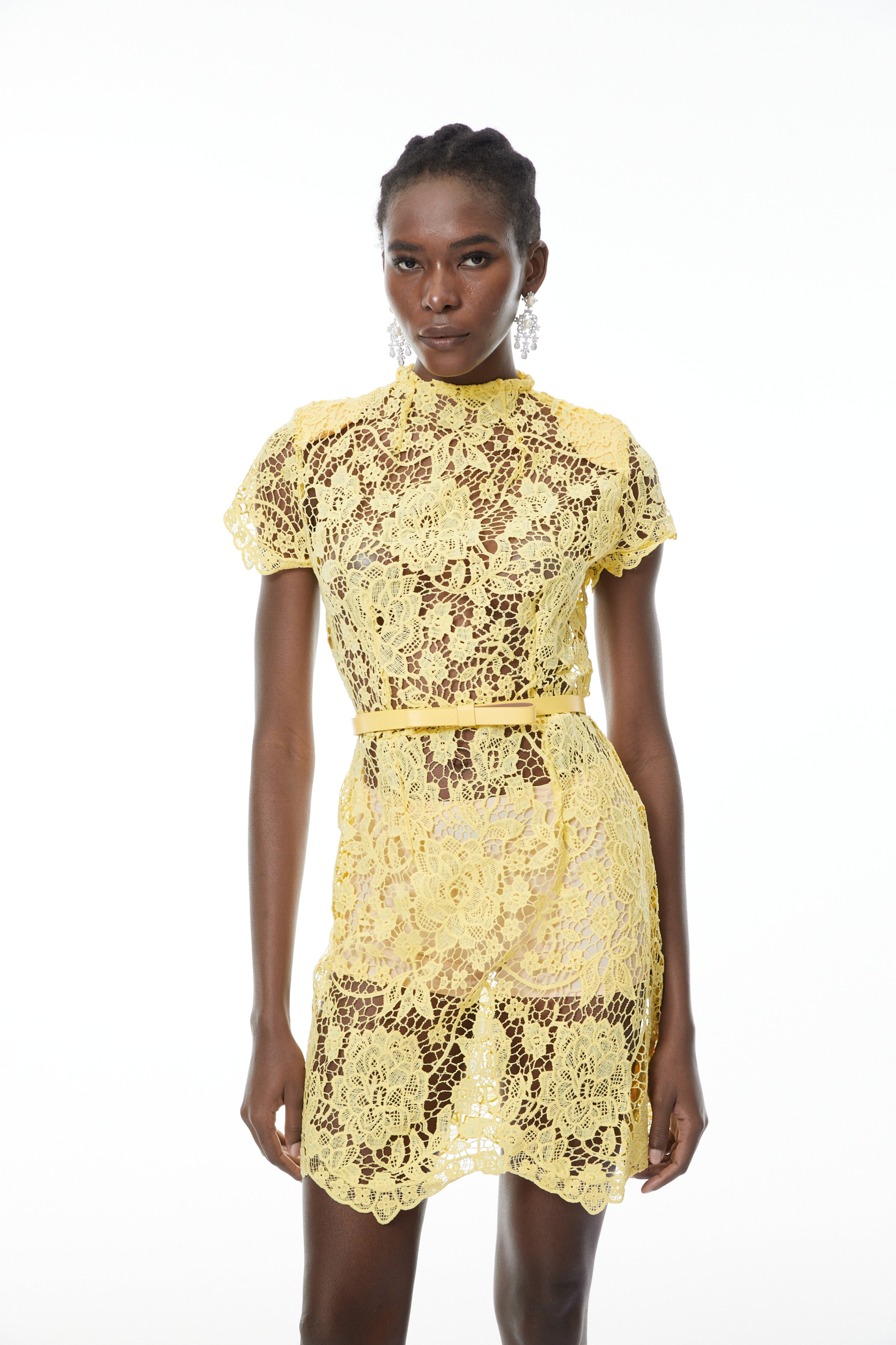 Vestido mini de encaje floral amarillo Charlotte de MRMelbourne, con diseño elegante y detalles delicados.