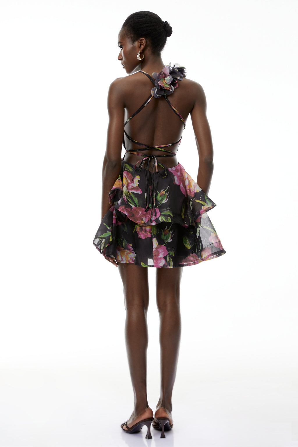 Vestido negro corto de fiesta con apliques florales y espalda descubierta, de la marca MRMelbourne.