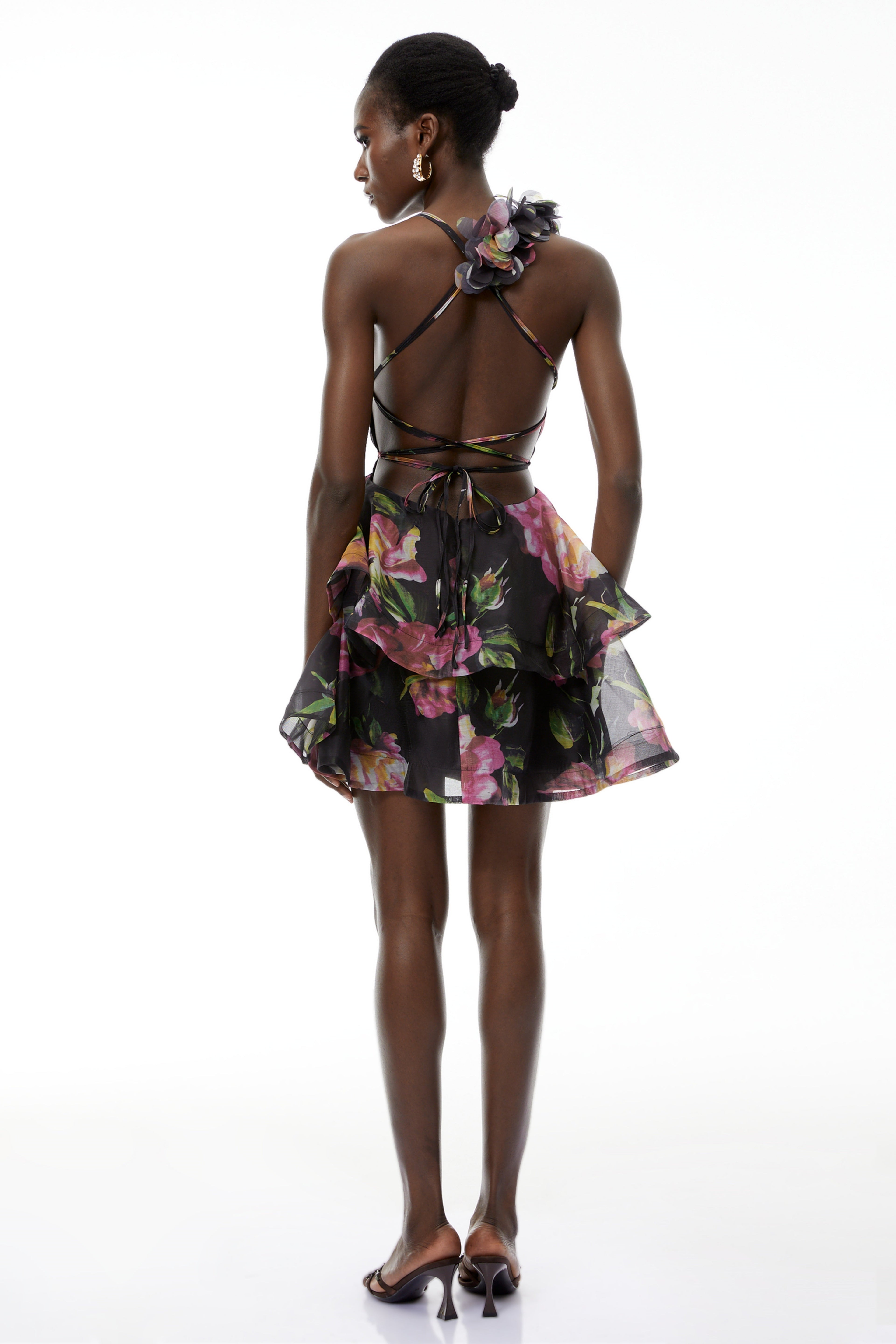 Vestido negro corto de fiesta con apliques florales y espalda descubierta, de la marca MRMelbourne.