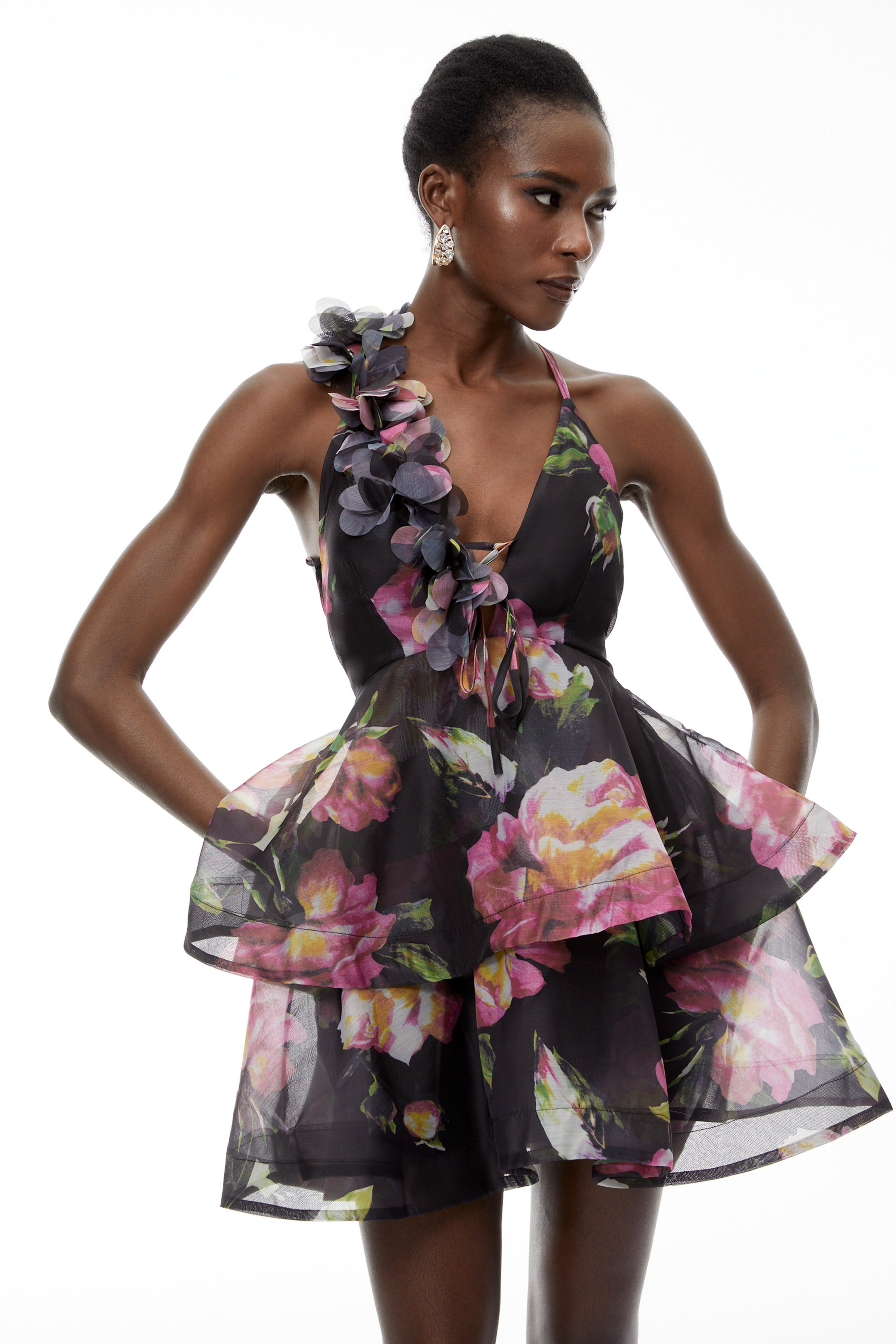 Vestido mini sin espalda de flores negras con apliques, diseñado por MRMelbourne, mostrando su estilo elegante y detalles florales.