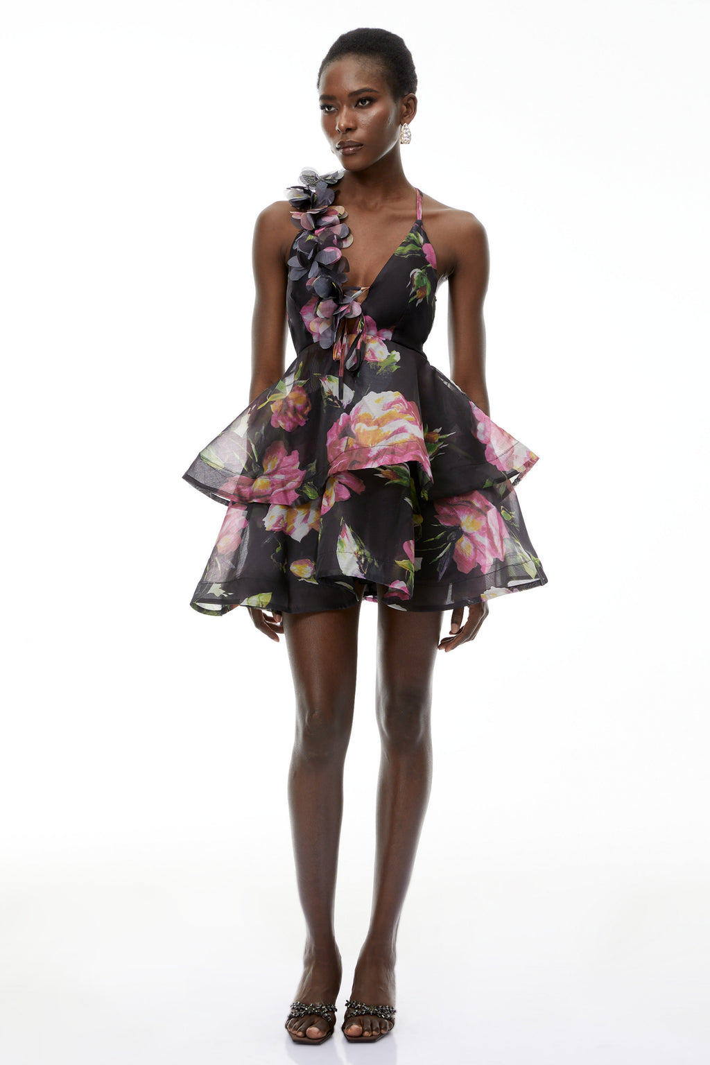 Vestido mini sin espalda de flores negras con apliques de MRMelbourne, largo y elegante con diseño llamativo y detalles florales.