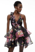 Vestido mini negro con apliques florales y espalda descubierta de MRMelbourne, con diseño elegante y detalles florales en la parte trasera.