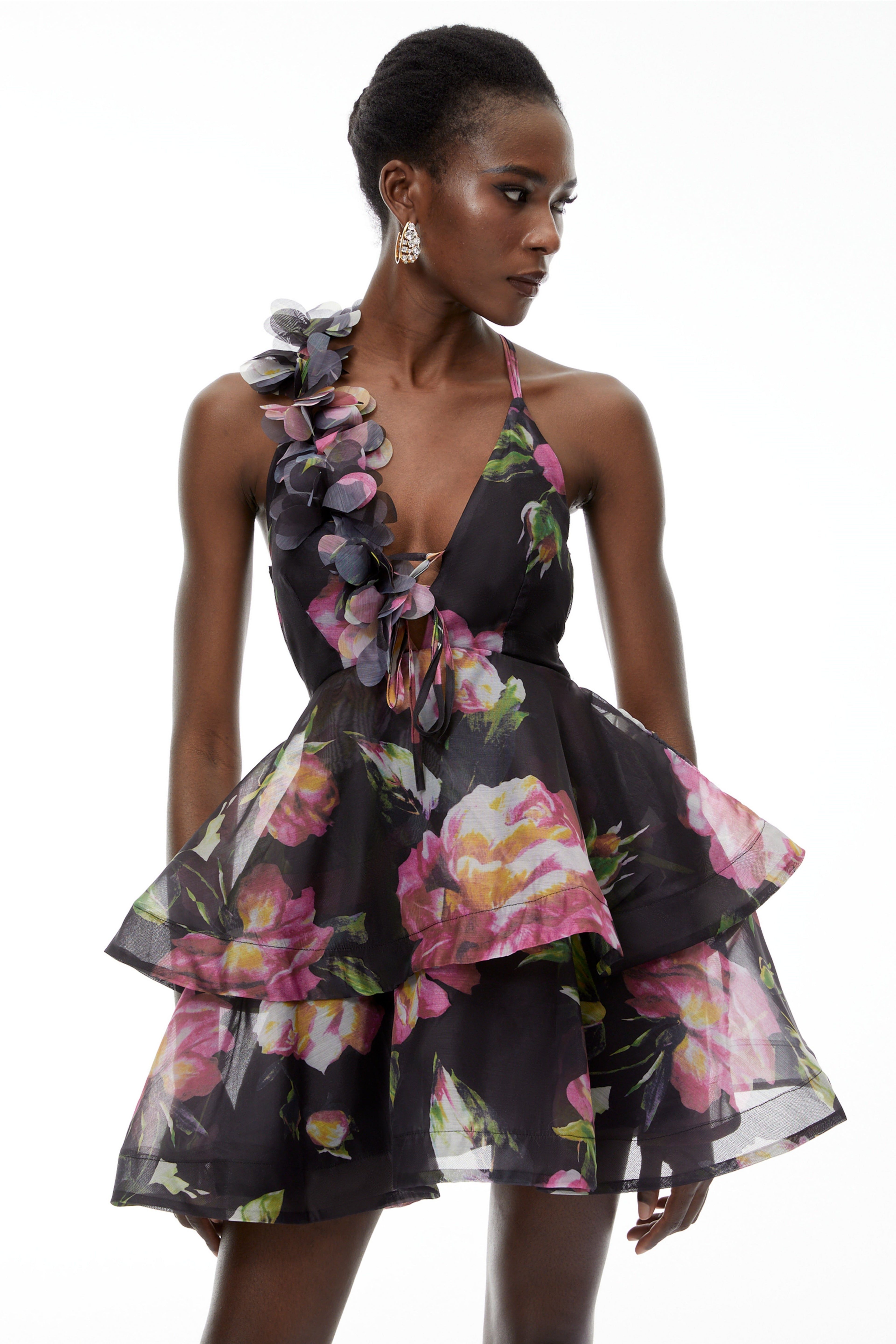 Vestido mini negro con apliques florales y espalda descubierta de MRMelbourne, con diseño elegante y detalles florales en la parte trasera.
