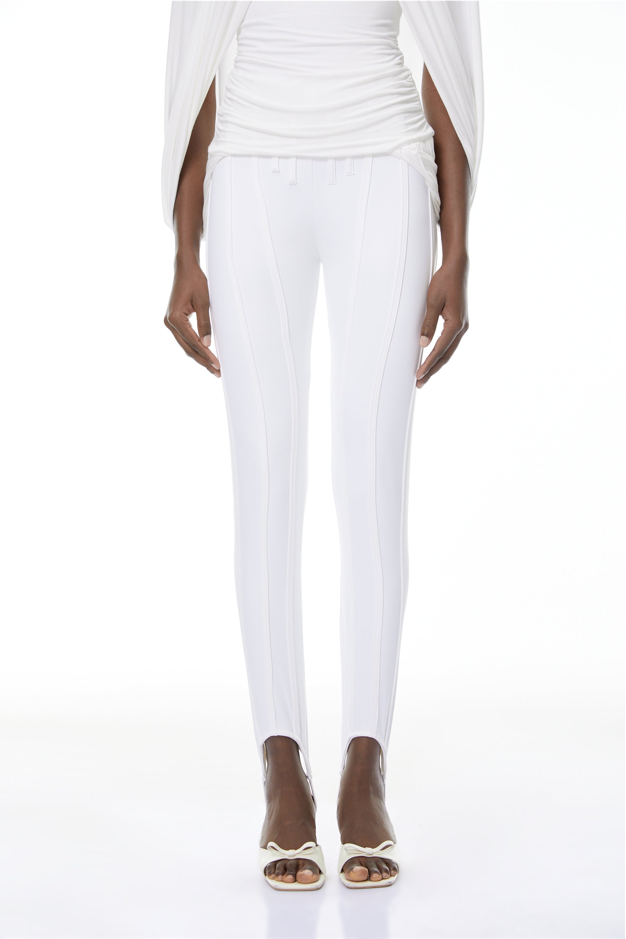 Leggings blancas con costuras decorativas de la marca Final Sale, diseño ajustado y estilo moderno para mujer.