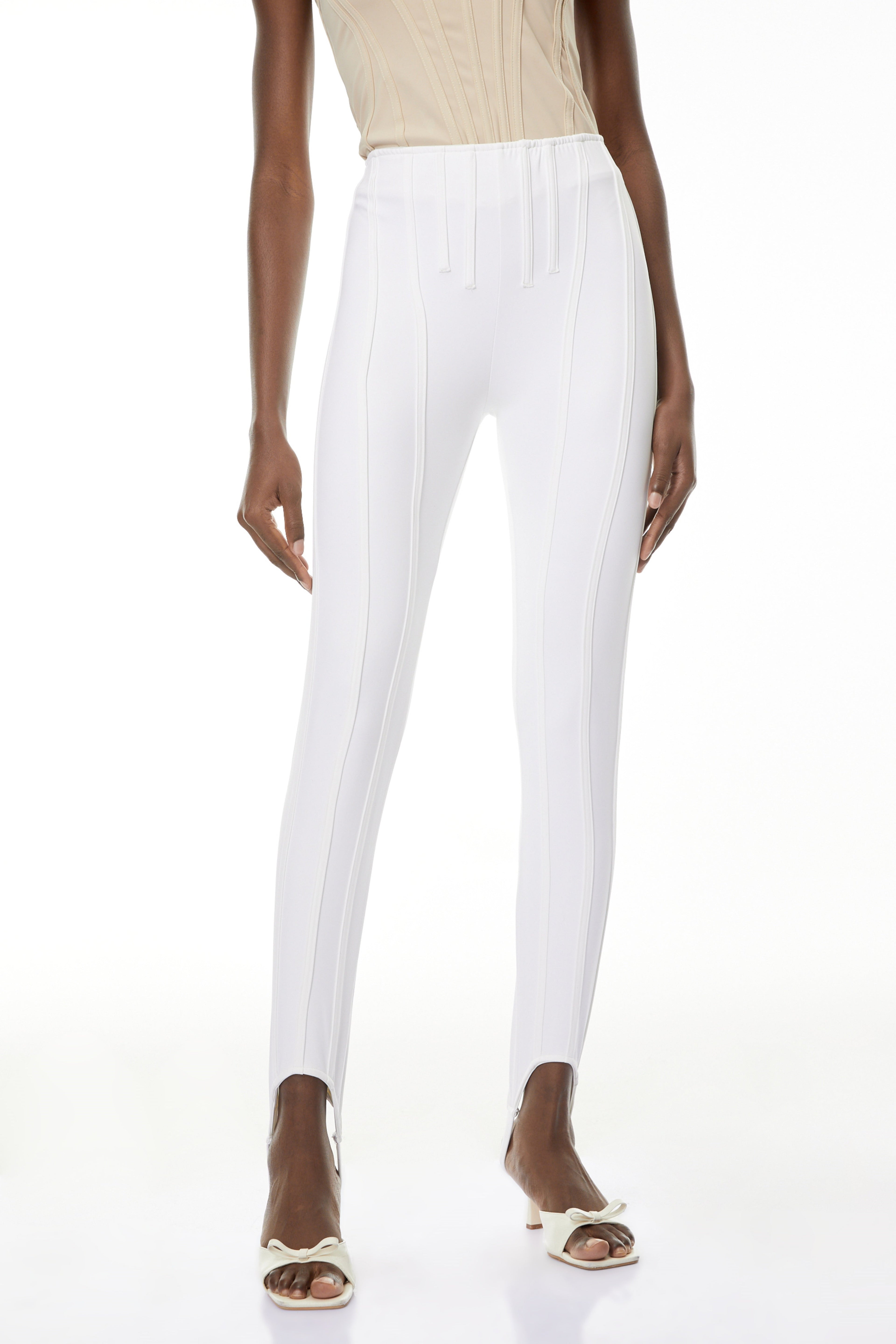 Leggings blancas decoradas con costuras decorativas de la marca Final Sale, diseño ajustado y moderno para mujer.