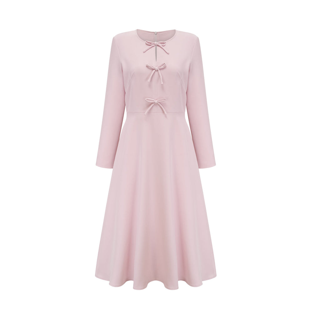 Vestido midi rosa de la marca Final Sale con lazo en el cuello y escote dividido, vista frontal.