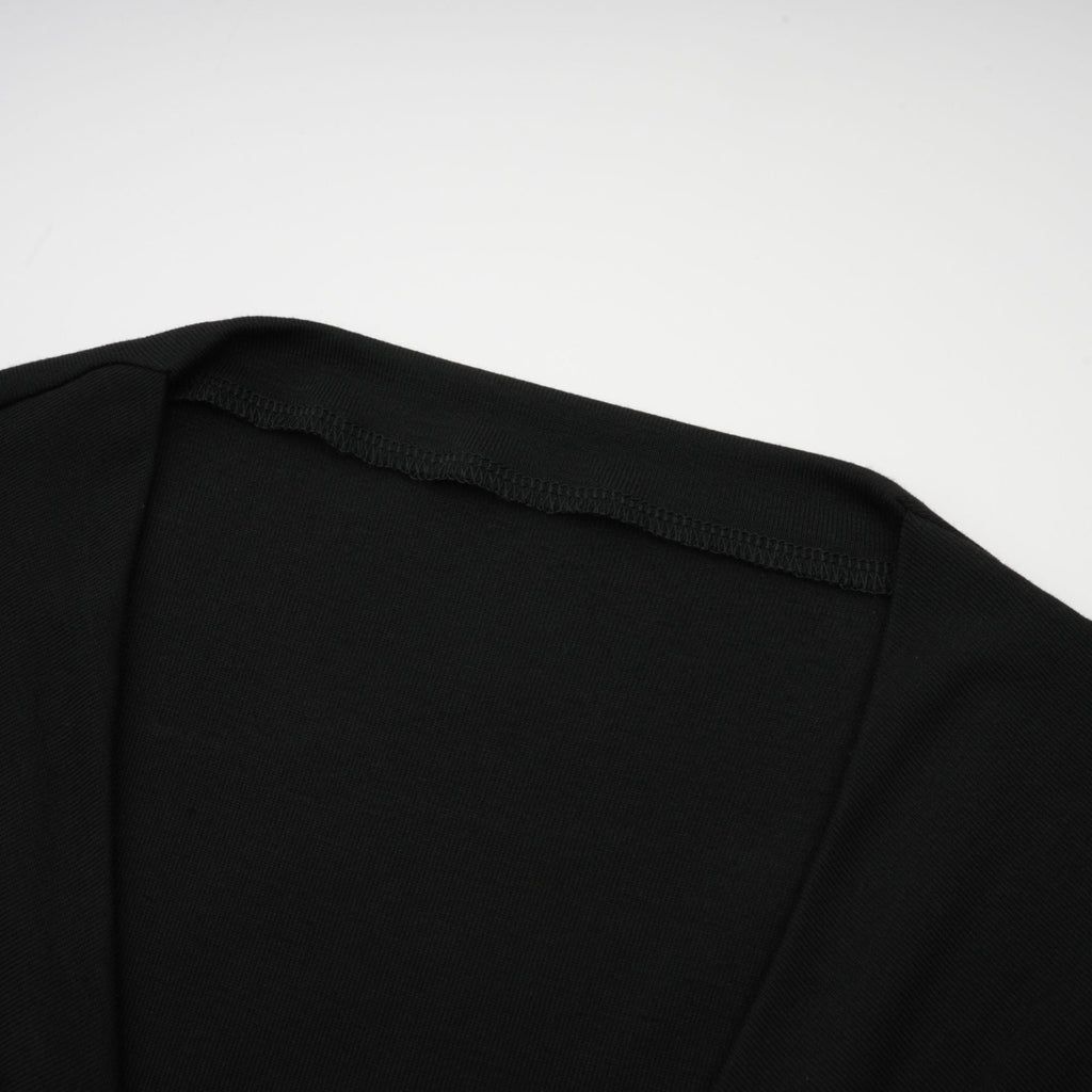 Blusa negra de apertura frontal y fruncido de la marca Final Sale, vista frontal en la imagen.