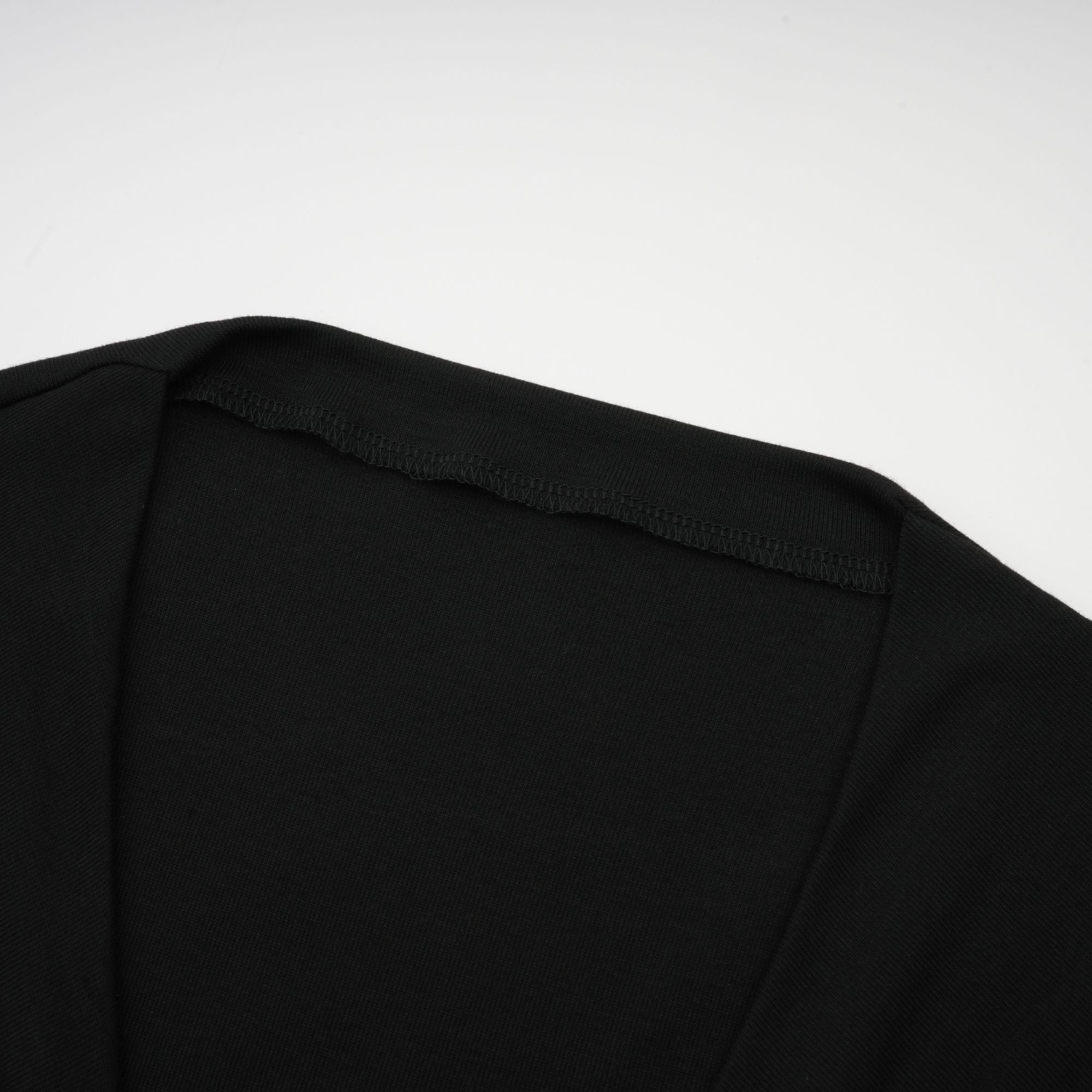 Blusa negra de apertura frontal y fruncido de la marca Final Sale, vista frontal en la imagen.