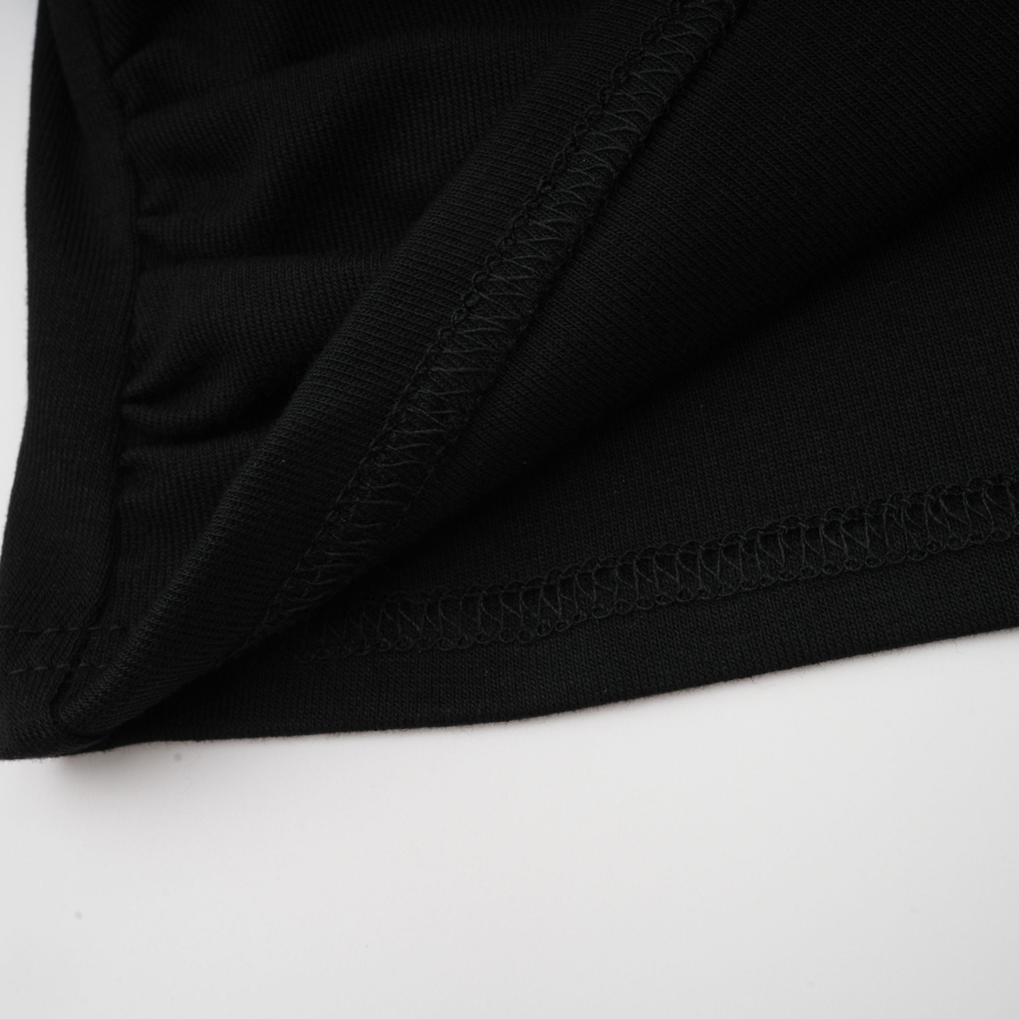 Blusa negra de manga larga con abertura frontal y fruncido, de la marca Final Sale, vista en la imagen.