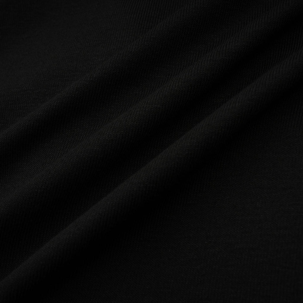 Blusa negra Anaïs con abertura frontal y detalles fruncidos, diseñada por Final Sale, vista en primer plano.