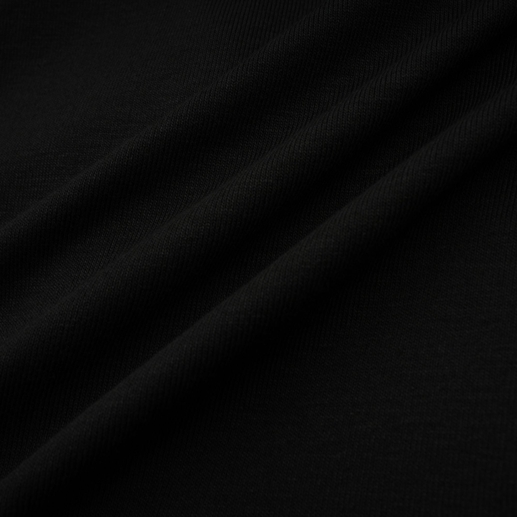 Blusa negra Anaïs con abertura frontal y detalles fruncidos, diseñada por Final Sale, vista en primer plano.
