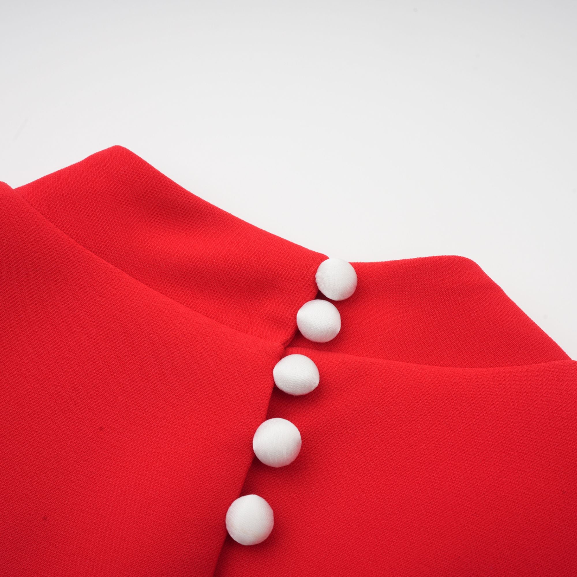Vestido mini rojo de Final Sale con mangas de pétalos y lazo en el escote, estilo elegante y moderno.