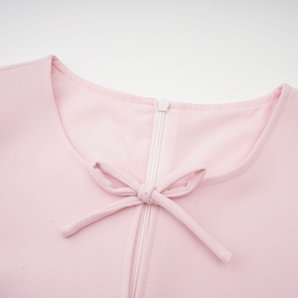 Vestido midi rosa con lazo y cuello dividido de la marca Final Sale, con detalles elegantes y corte favorecedor.