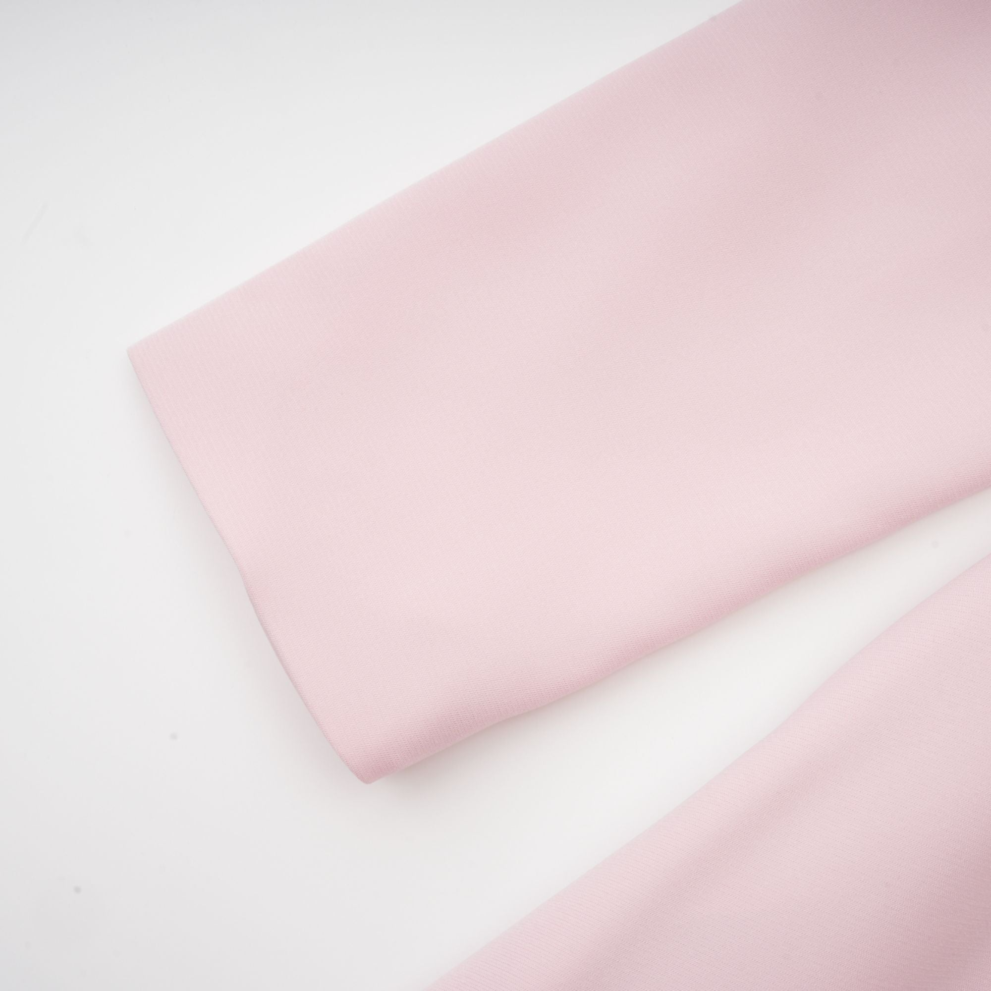 Vestido midi rosa con lazo y cuello dividido, estilo elegante de la marca Final Sale, con detalles en el frente y corte femenino.