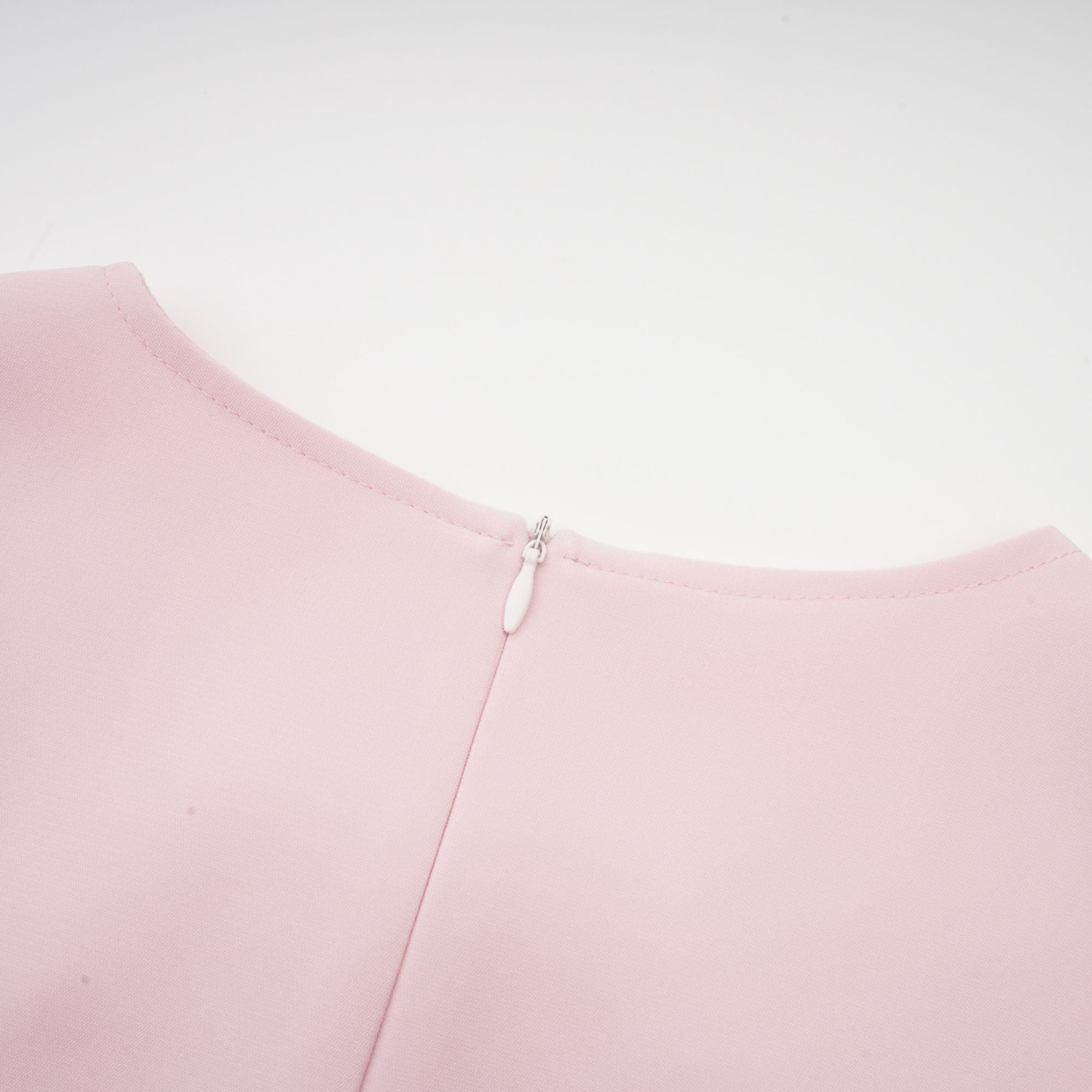 Vestido midi rosa con lazo y escote dividido de la marca Final Sale, mostrando el diseño elegante y detalles del vestido.