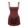 Vestido bodycon mini marrón Paulette Brown con detalles fruncidos, ajustado y de manga larga, para ocasiones elegantes.