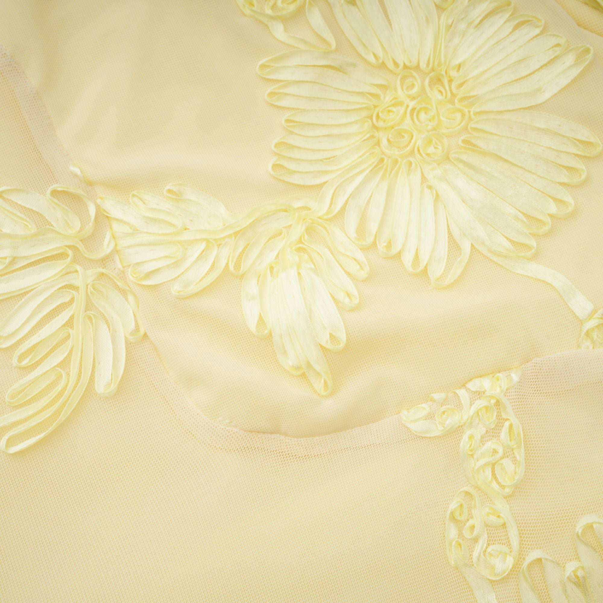 Vestido largo corsé Théoline amarillo con flores y apliques, estilo maxi, en tela ligera y elegante para ocasiones especiales.