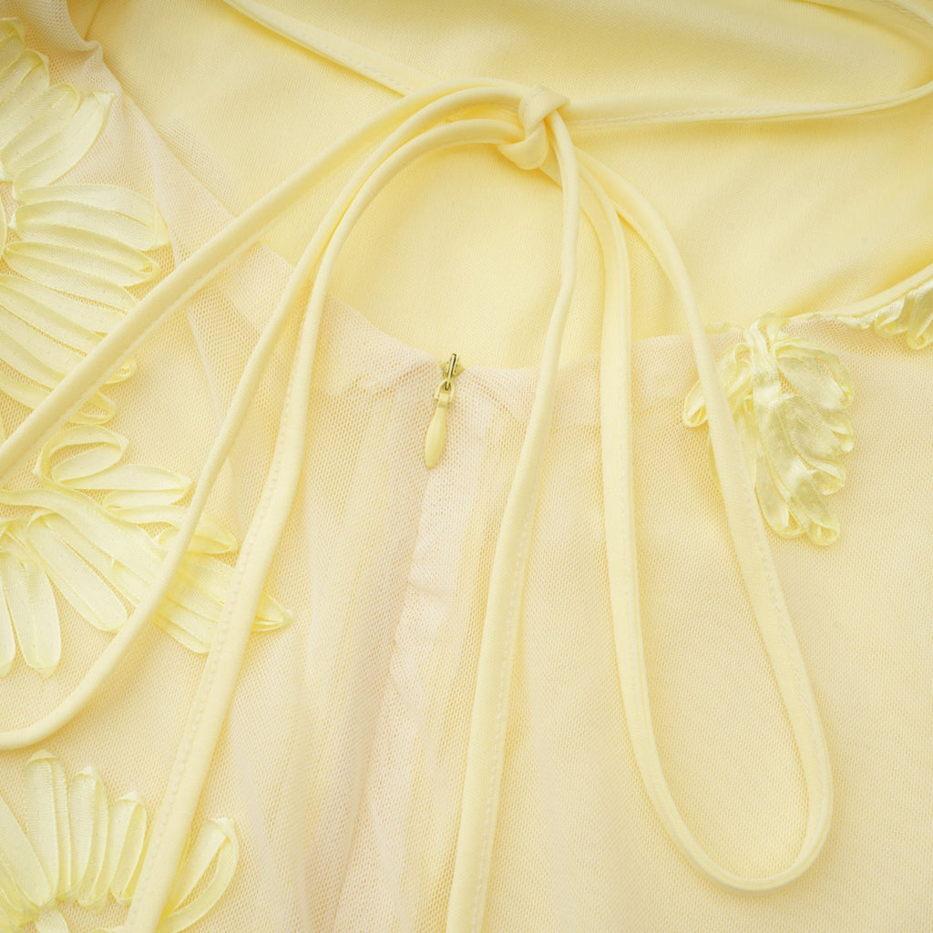 Vestido largo maxi de corsé Théoline amarillo con apliques florales, estilo floral, en vista frontal.