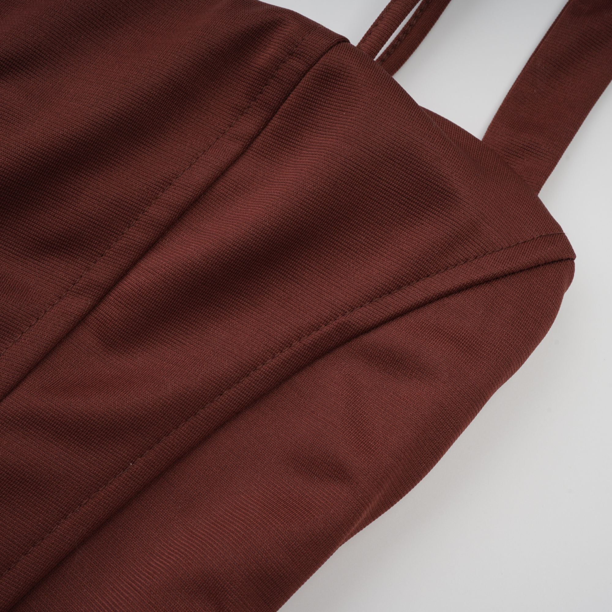 Vestido mini ajustado de cuerpo con fruncido en tono marrón, diseño de la marca Final Sale, estilo elegante y moderno.