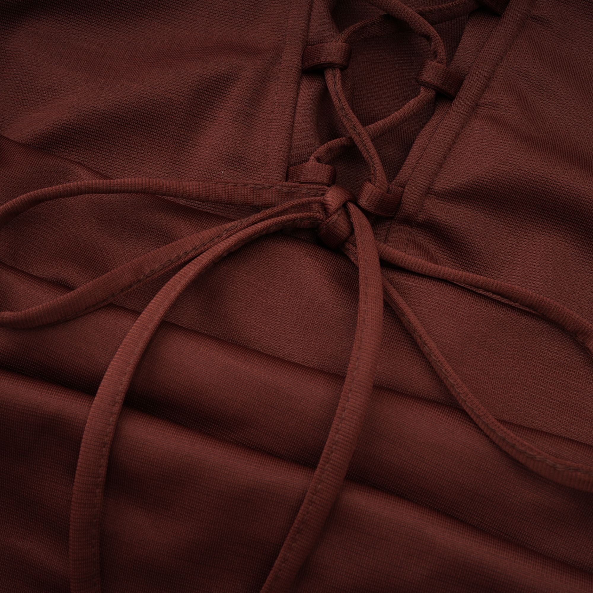 Vestido mini ajustado color marrón con detalles fruncidos de la marca Final Sale, vista frontal en la imagen DSC00693.jpg.