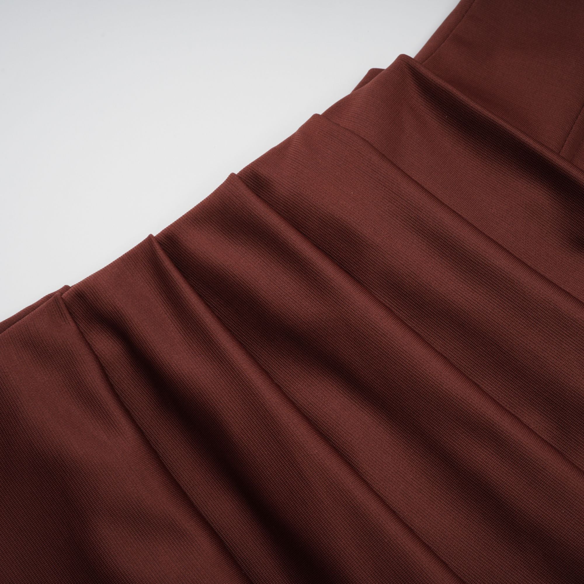 Vestido bodycon mini de color marrón con detalles fruncidos de la marca Final Sale, ajustado y elegante para ocasiones especiales.