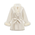 Abrigo blanco con cinturón y borde de piel de la marca Bridal, con detalles elegantes y textura suave visible en la imagen.