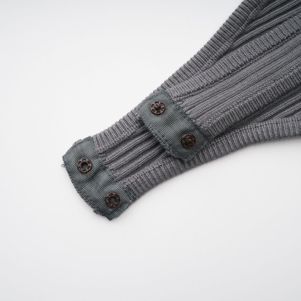 Conjunto de bodysuit y pantalones gris con textura de punto acanalado de Final Sale, visible en la imagen.