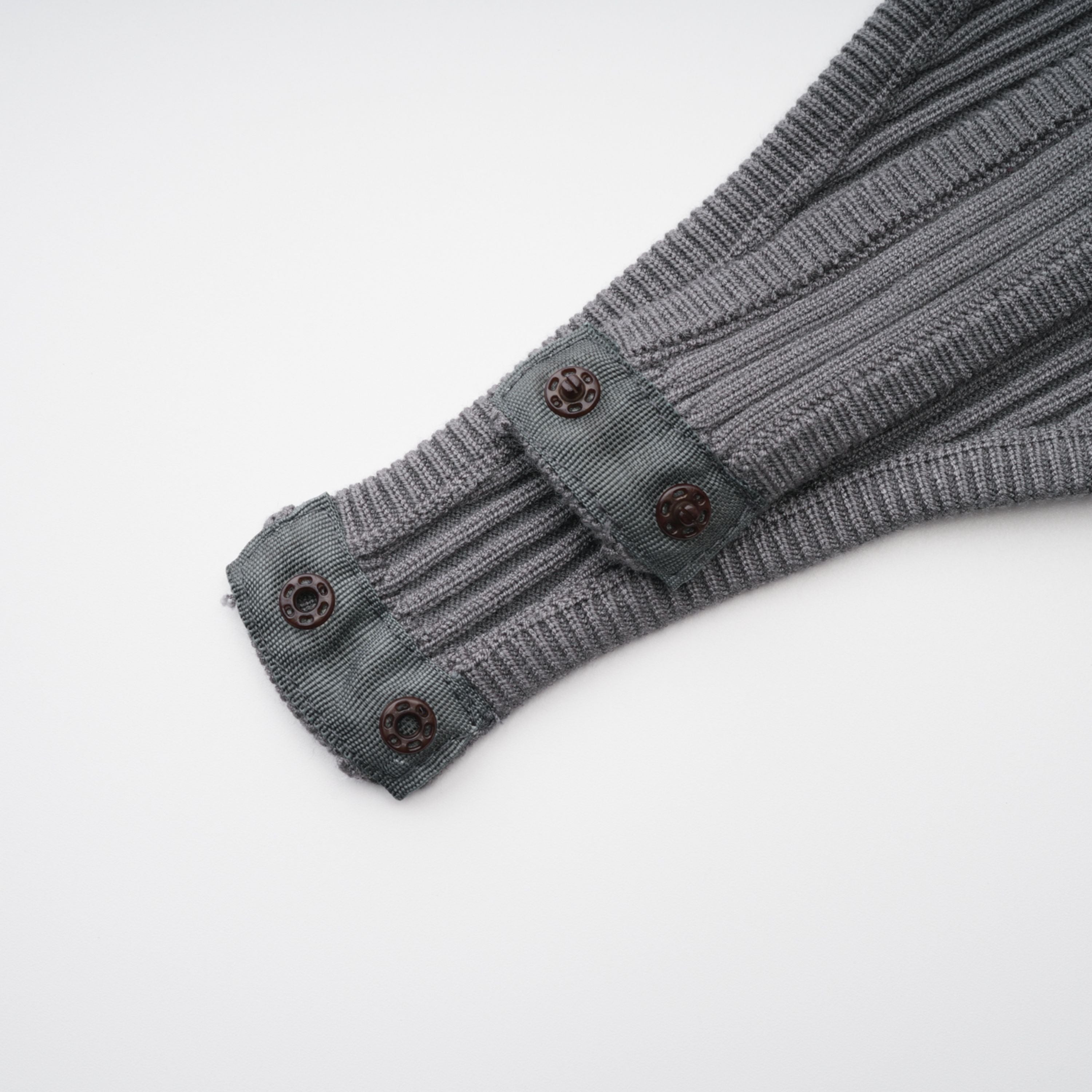 Conjunto de bodysuit y pantalones gris con textura de punto acanalado de Final Sale, visible en la imagen.