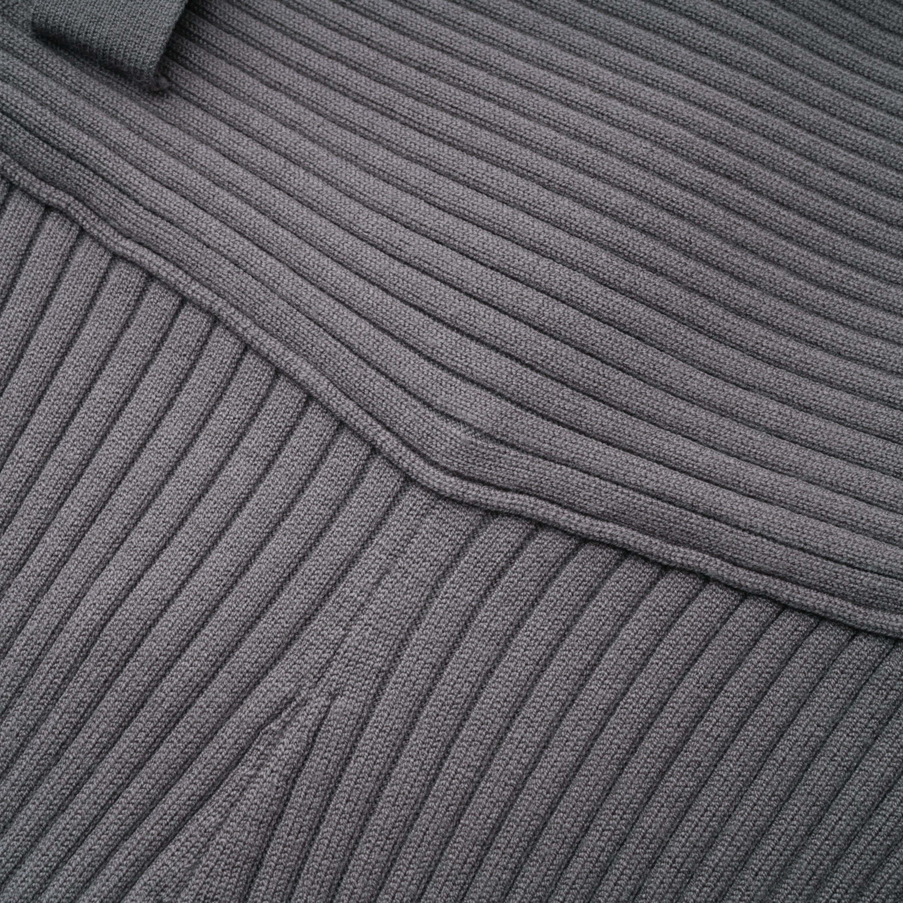 Conjunto de body y pantalones de punto acanalado gris Claire de Final Sale, vista frontal con detalles de textura.