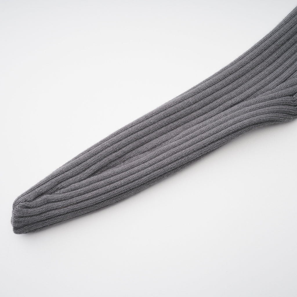 Conjunto de ropa de tiro alto con cuerpo gris y pantalones a rayas en tejido acanalado de la marca Final Sale.