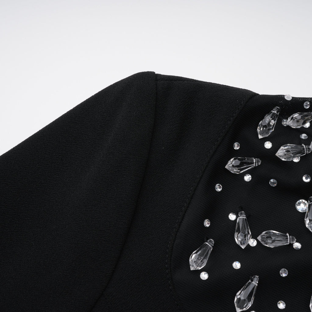 Vestido de novia maxi negro Oona con bordados adornados y falda acampanada, estilo elegante y sofisticado.