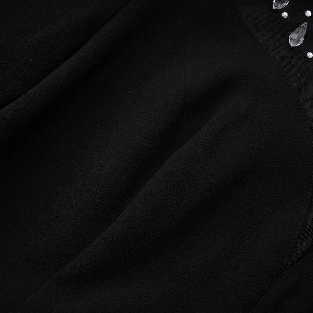 Vestido largo de novia Oona negro con bordados y vuelo, estilo maxi y con efecto de campana.