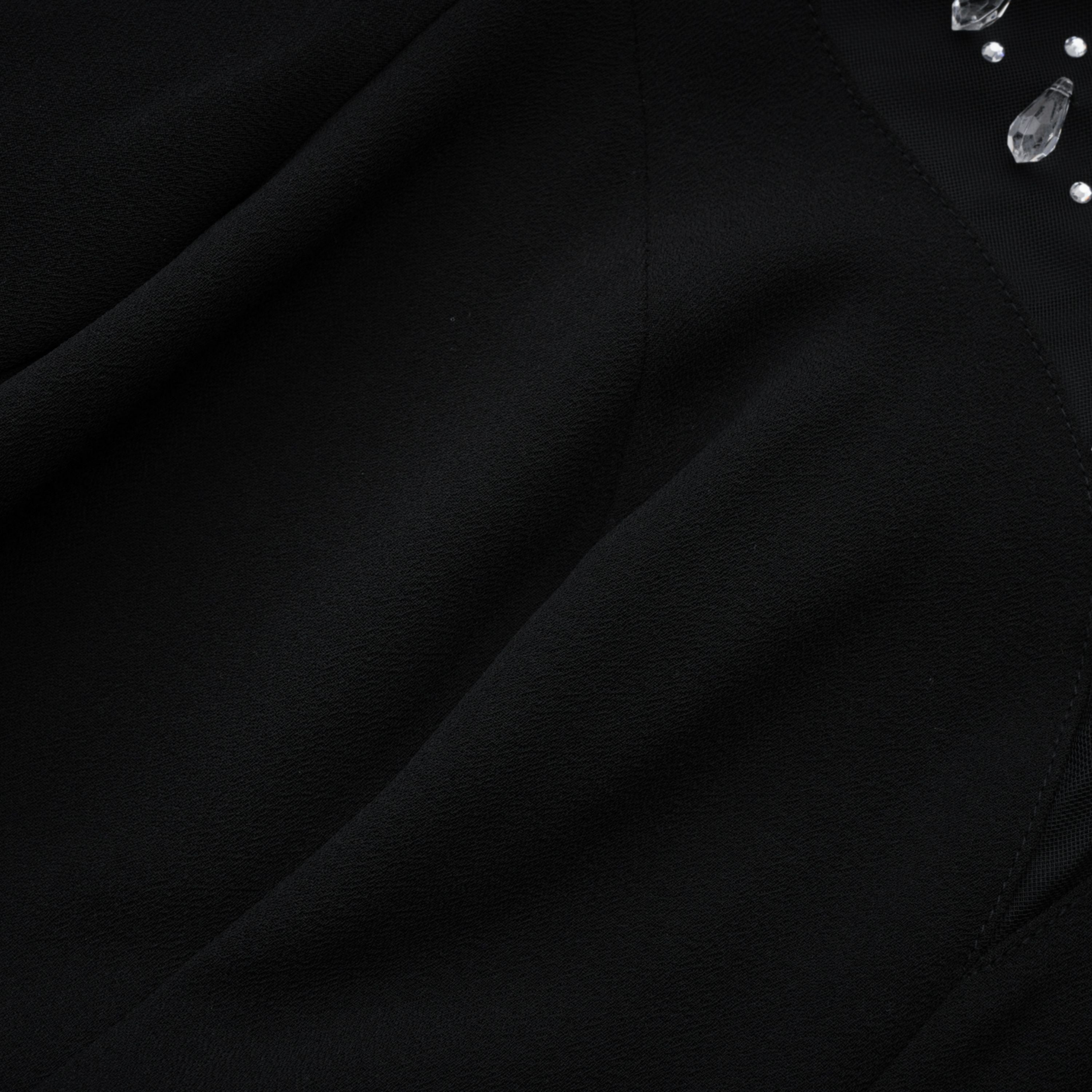 Vestido largo de novia Oona negro con bordados y vuelo, estilo maxi y con efecto de campana.
