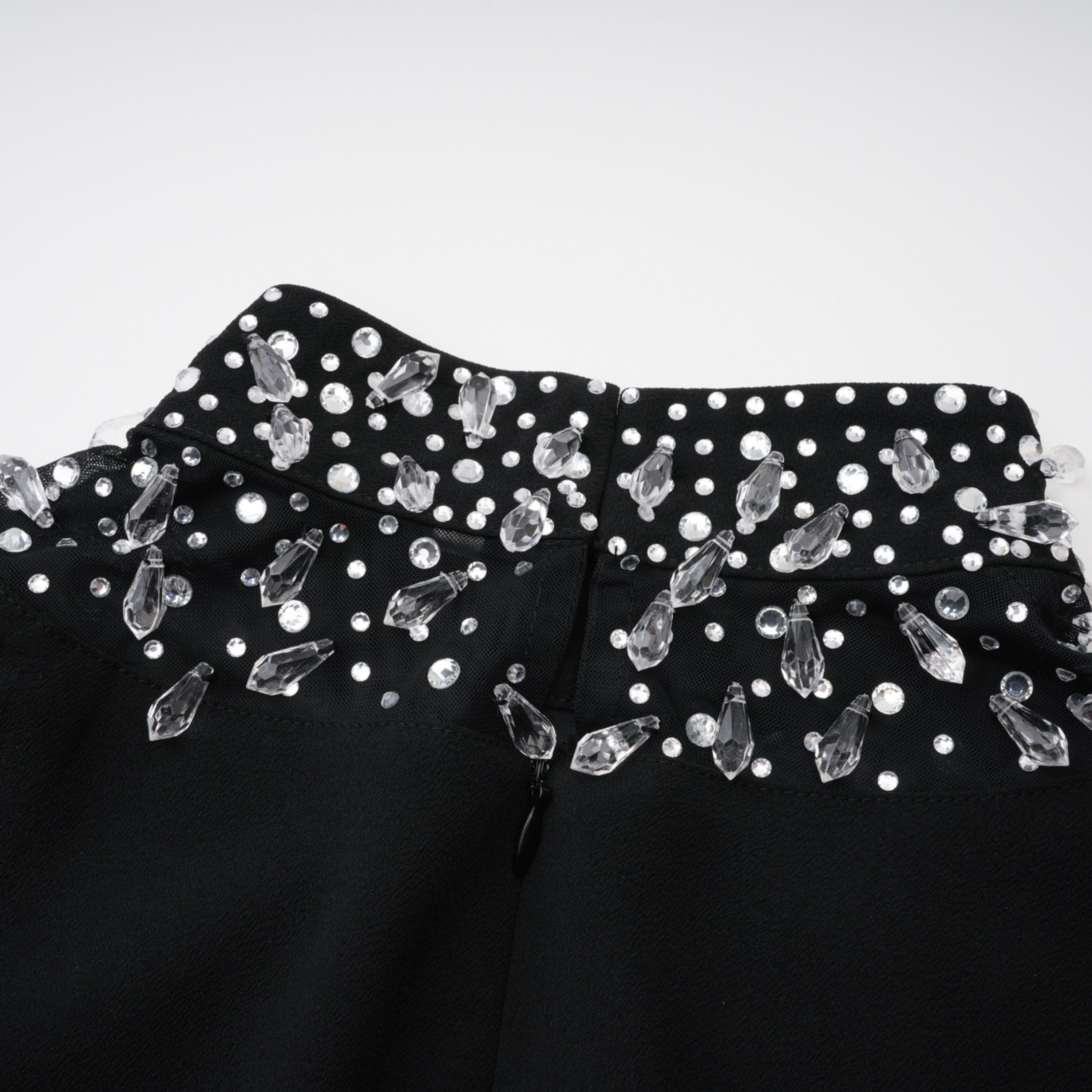 Vestido de noche largo en negro con embellished y corte en A, de la marca Bridal, con detalles elegantes y falda acampanada.