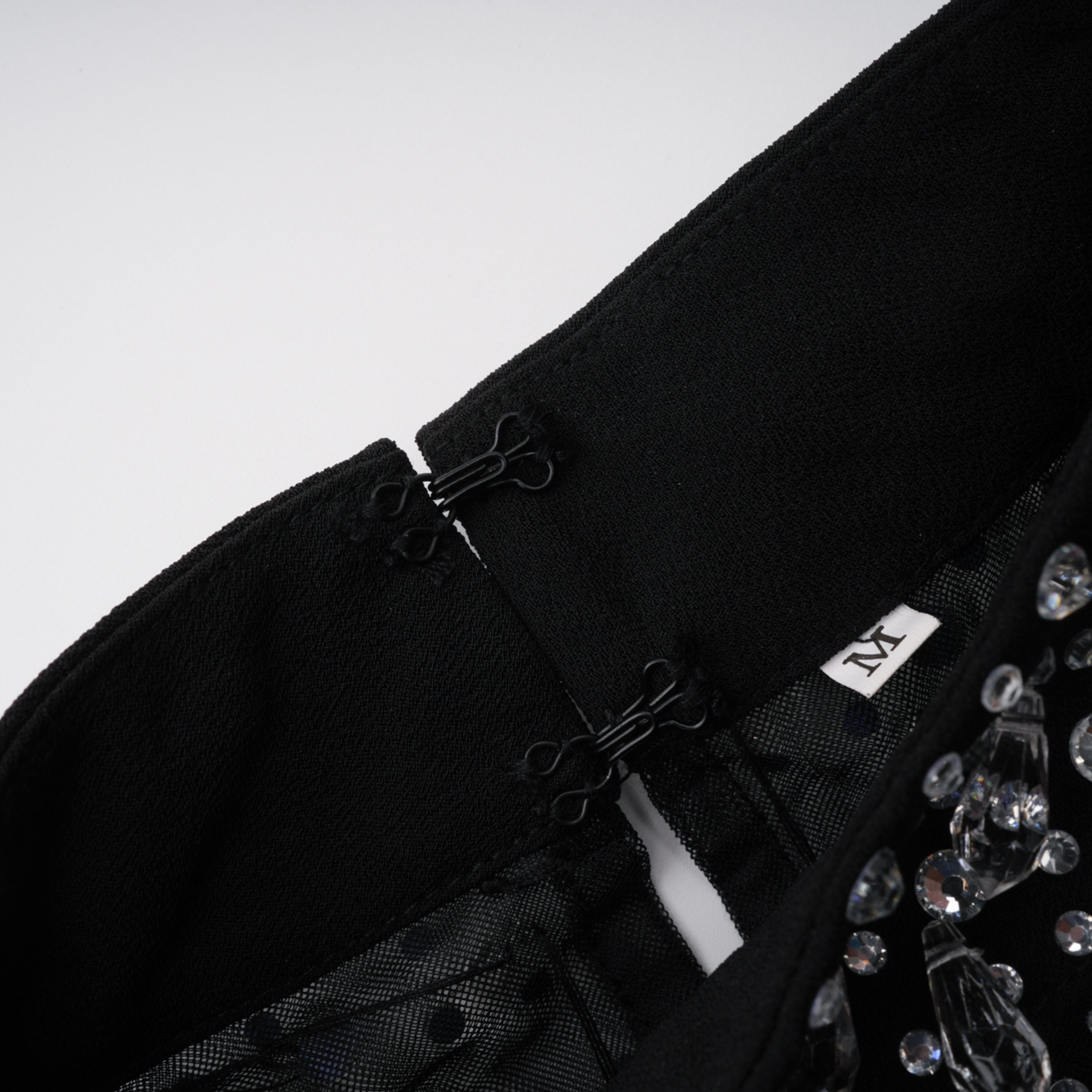 Vestido de novia Oona negro con bordados, vestido largo con falda acampanada y detalles elegantes para ocasiones especiales.