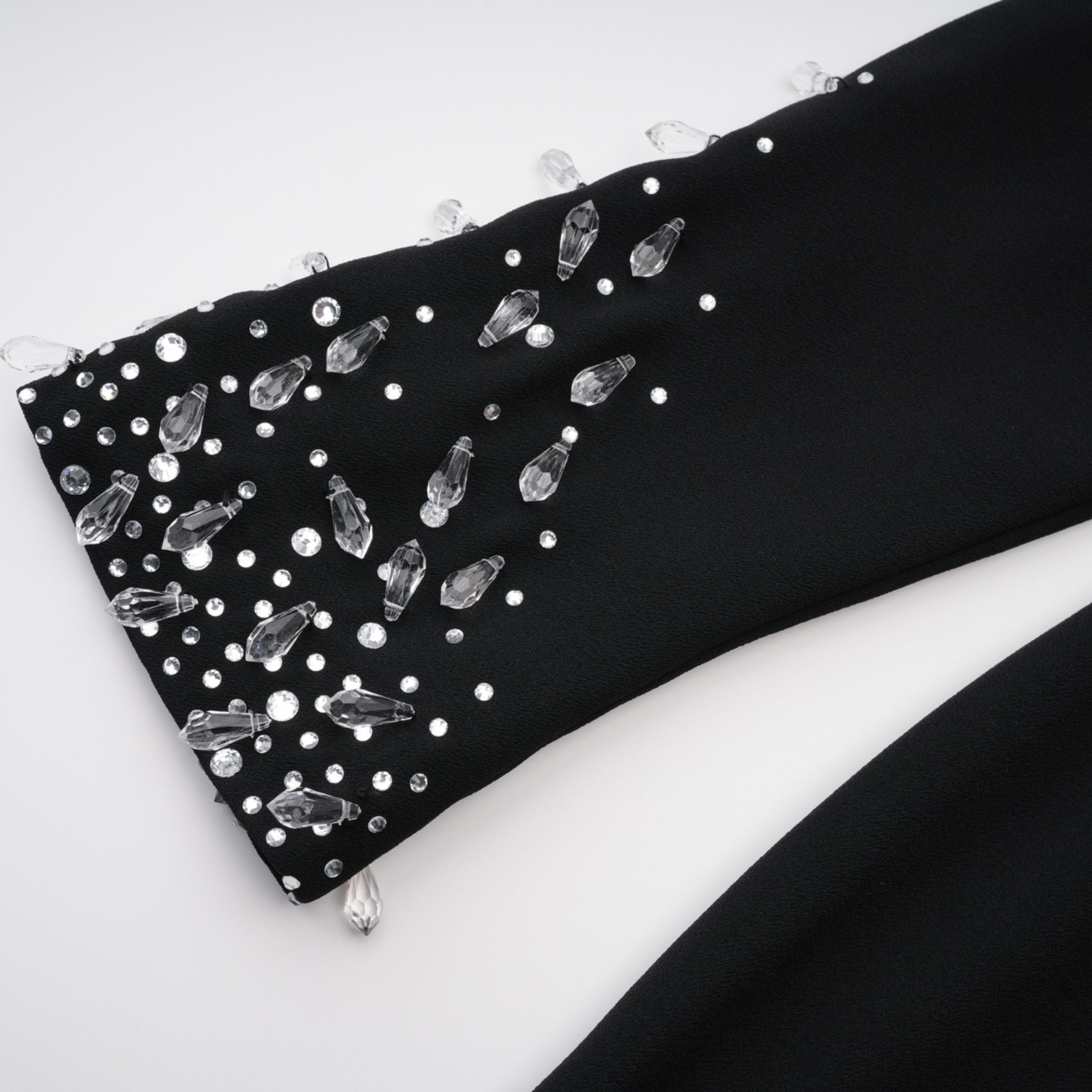 Vestido de novia maxi negro Oona con bordados y falda acampanada, vestido largo de gala elegante y sofisticado.