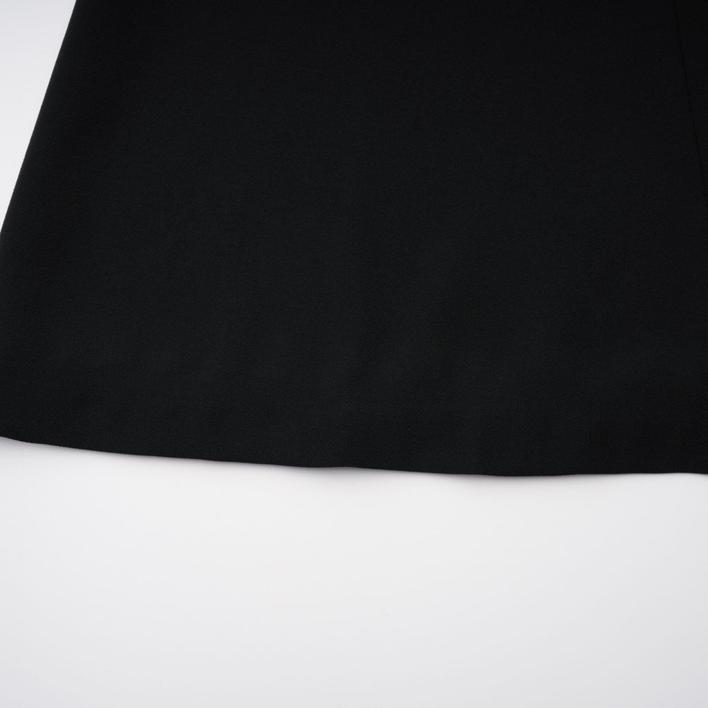 Vestido de noche maxi de novia Oona en negro con adornos, corte acampanado y detalles elegantes, para eventos especiales.