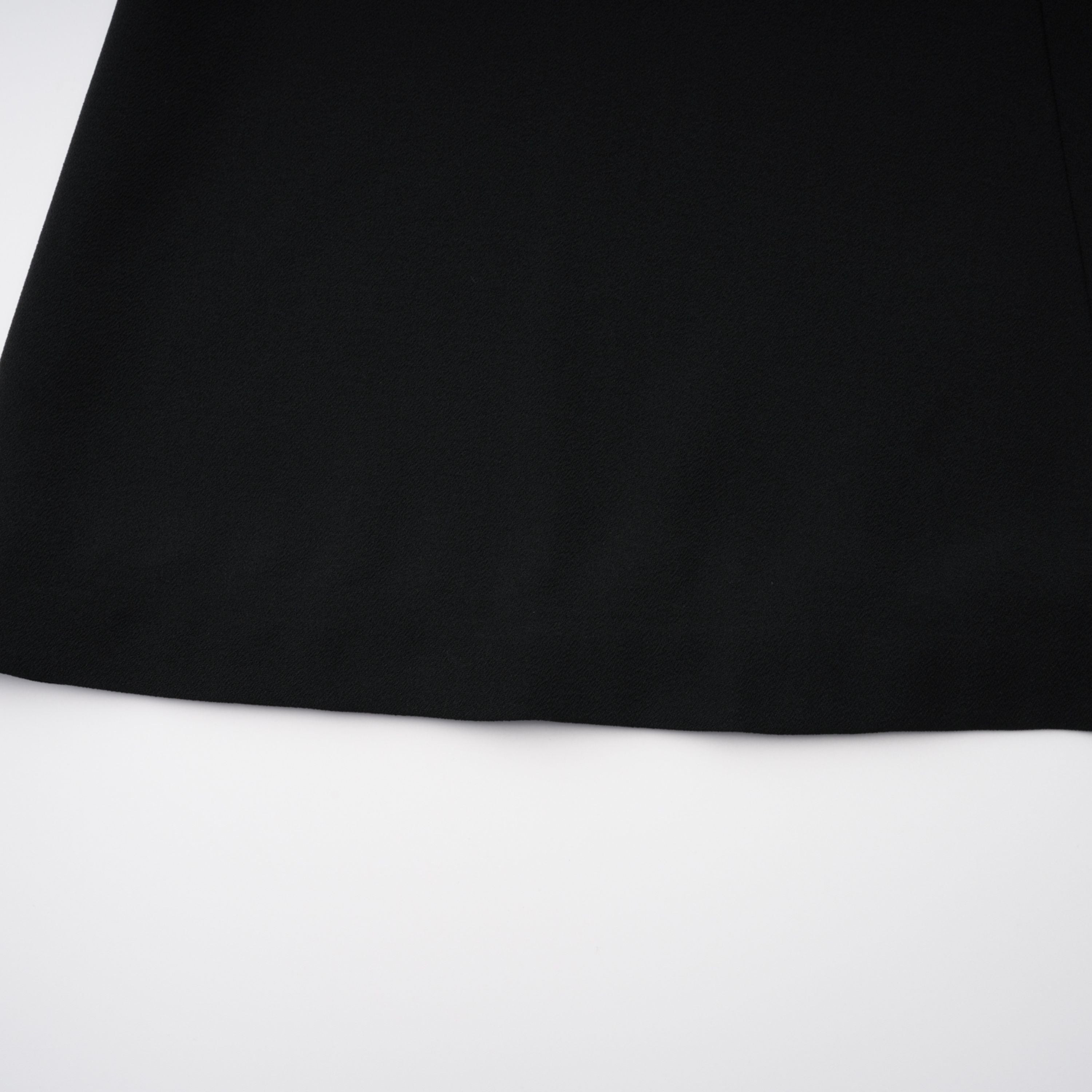 Vestido de noche maxi de novia Oona en negro con adornos, corte acampanado y detalles elegantes, para eventos especiales.